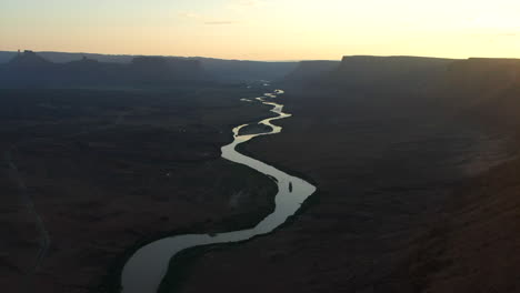 Luftbild,-Filmische-Drohne,-Dramatisch,-Moab,-Utah,-Grün,-Colorado-River,-Orange,-Rot,-Sonnenuntergang,-Berg,-Schnee,-Gipfel,-Groß,-Enchilada,-Landschaft,-Bögen,-Nationalpark,-Schlosstal,-Castleton,-Fischerturm,-Camping,-Vorwärts