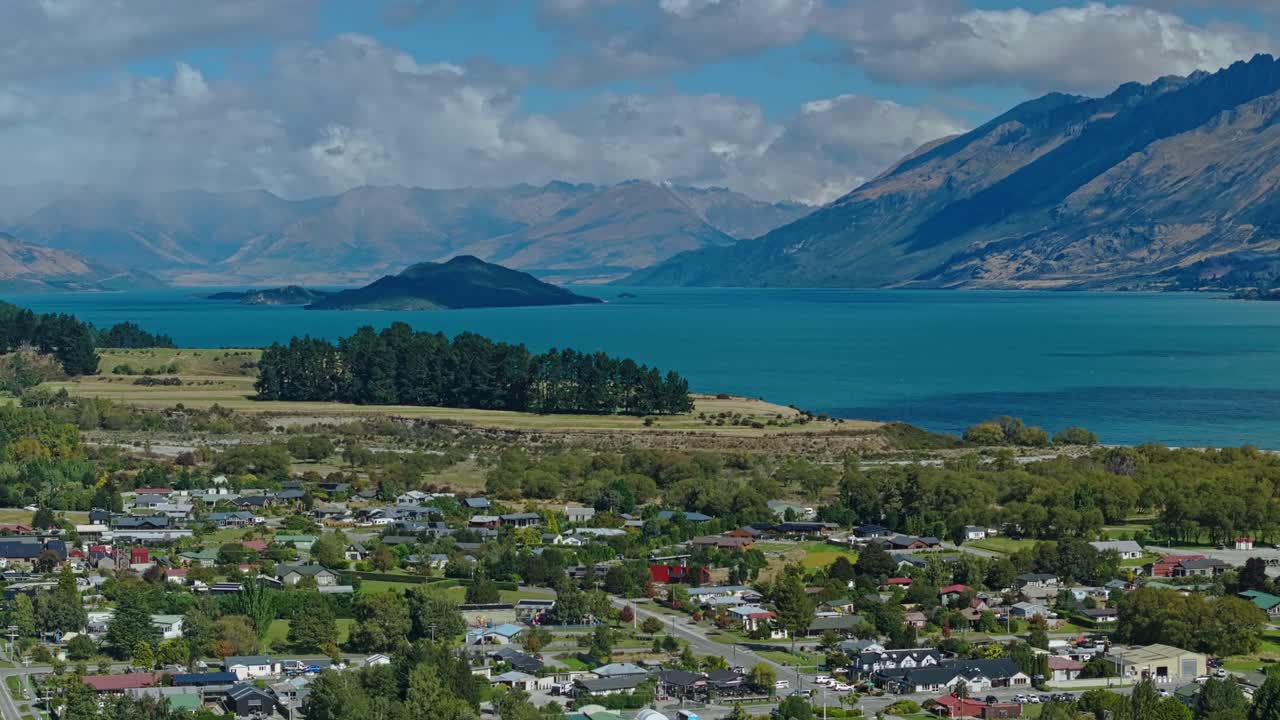 estableciendo una visión aérea de la pintoresca ciudad junto al lago en la isla sur de nueva zelanda