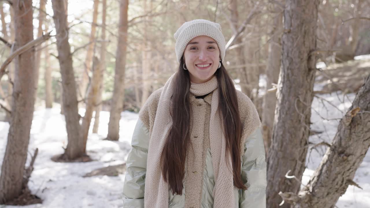 겨울 숲에서 여자