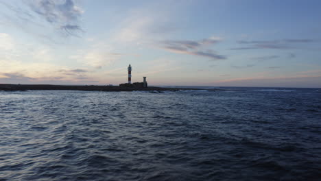 faro al atardecer