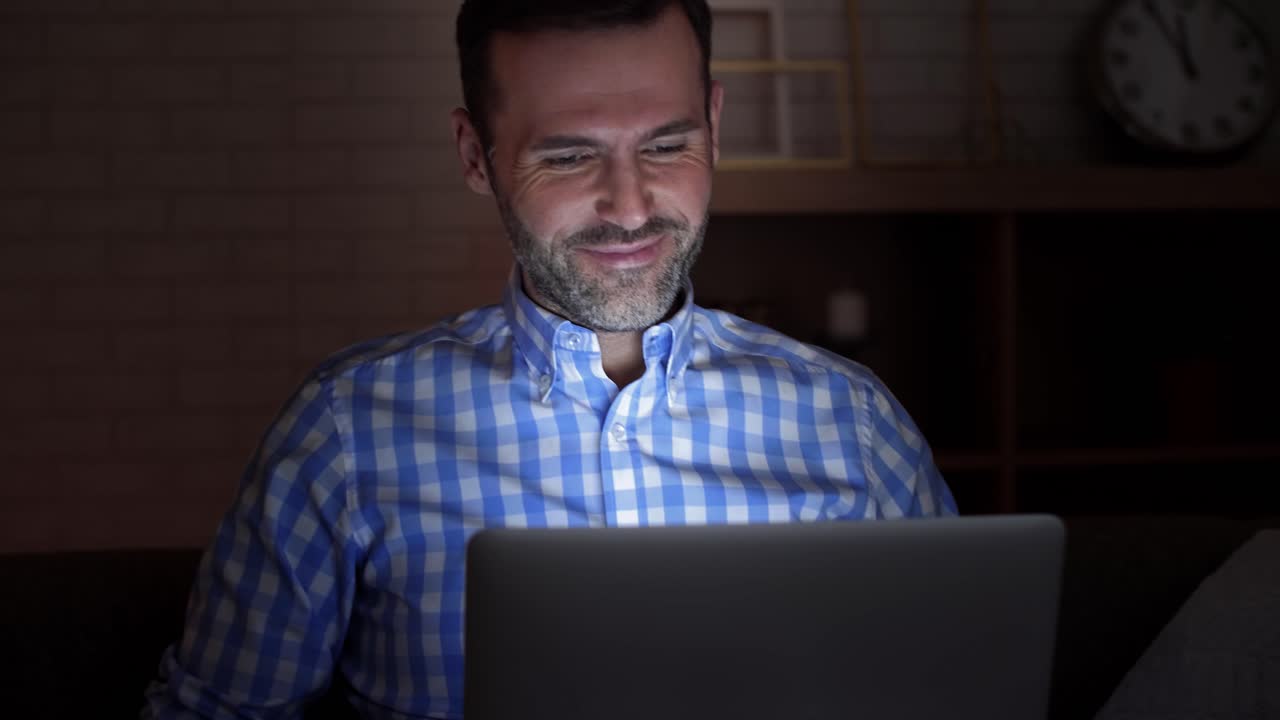 hombre usando portátil y tarjeta de crédito durante las compras en línea