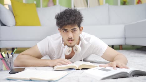 feliz estudiante masculino escuchando noticias y anuncios.