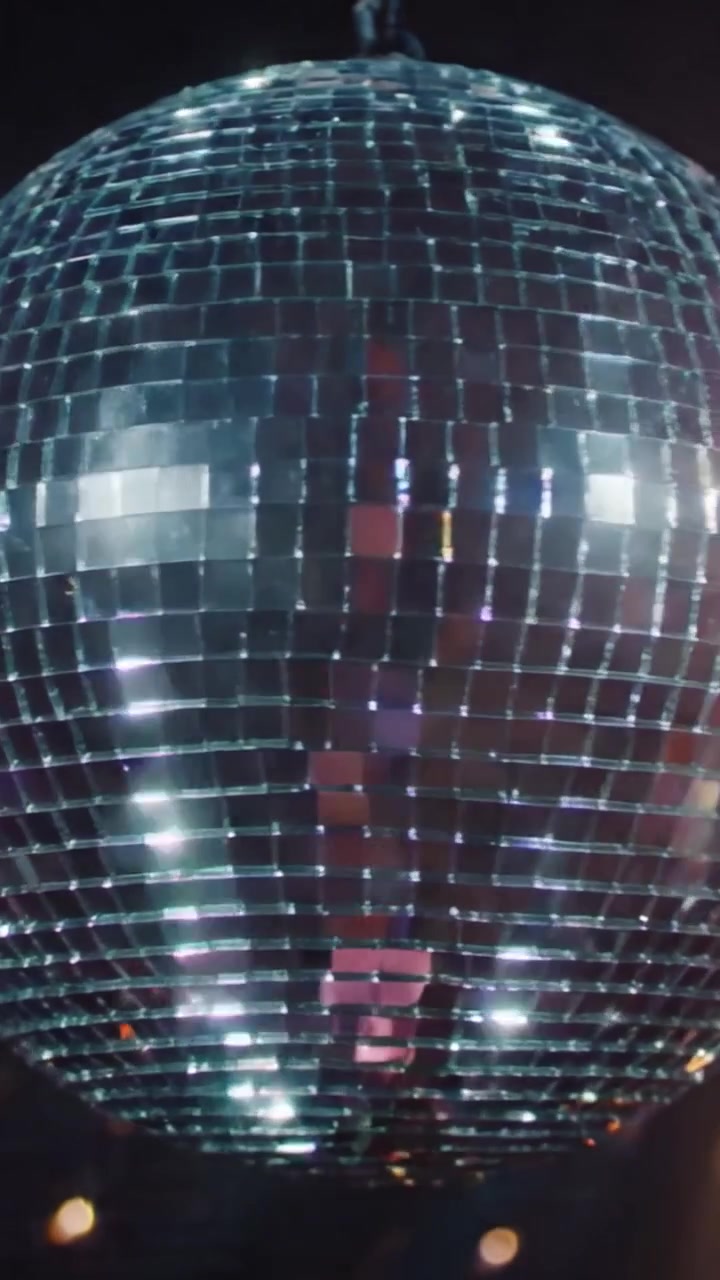Uno Sguardo Accattivante a una Scintillante Palla da Discoteca che Irradia Vivaci Riflessi di Luce in un'Elegante Atmosfera di Festa, Elevando l'Esperienza della Vita Notturna con il Suo Fascino Abbagliante