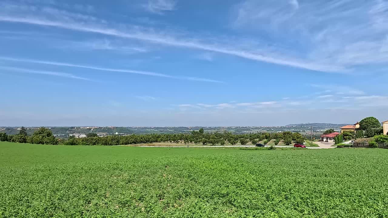 은 푸른 하늘 아래 푸른