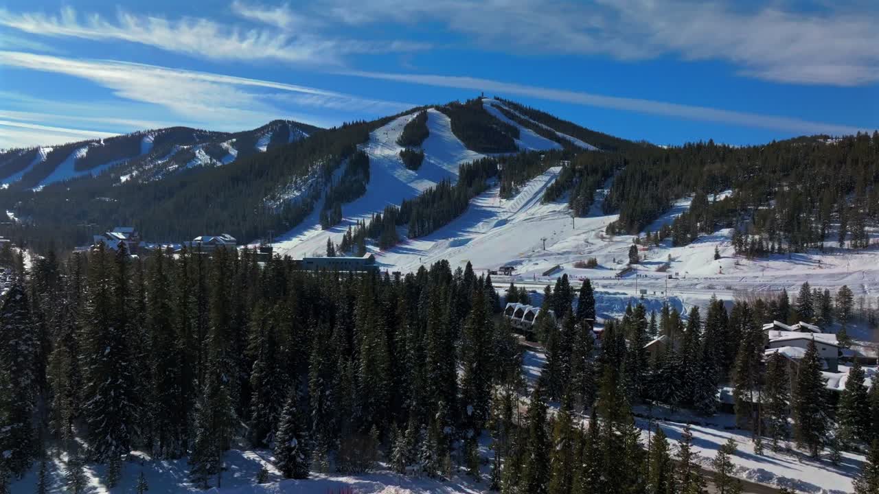 parque de invierno mary jane estación de esquí estacionamiento temprano en la mañana cielo azul preparados pistas de esquí drone aéreo círculo derecho colorado góndola snowboard territorio de esquí circo doble terreno de diamante negro sillas elevadoras