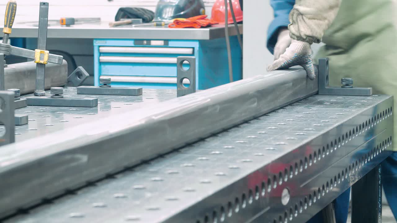 공장에서 대형 부품을 설치하는 일. 금속 구조물 작업