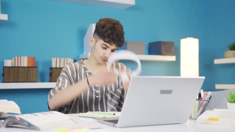 el estudiante, que se sorprende de lo que sucede en la computadora portátil mientras estudia, se enoja y se va.
