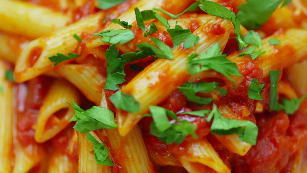 페네 아라비아타 (penne arrabbiata) 는 이탈리아의 맛있는 음식이다.