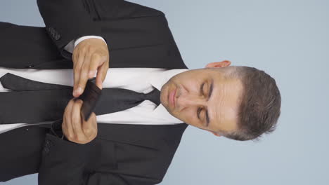 vídeo vertical de un hombre de negocios sin dinero. cartera vacía.