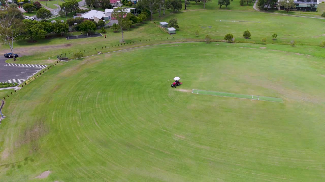 큰 원형 스포츠 경기장을 는 트랙터