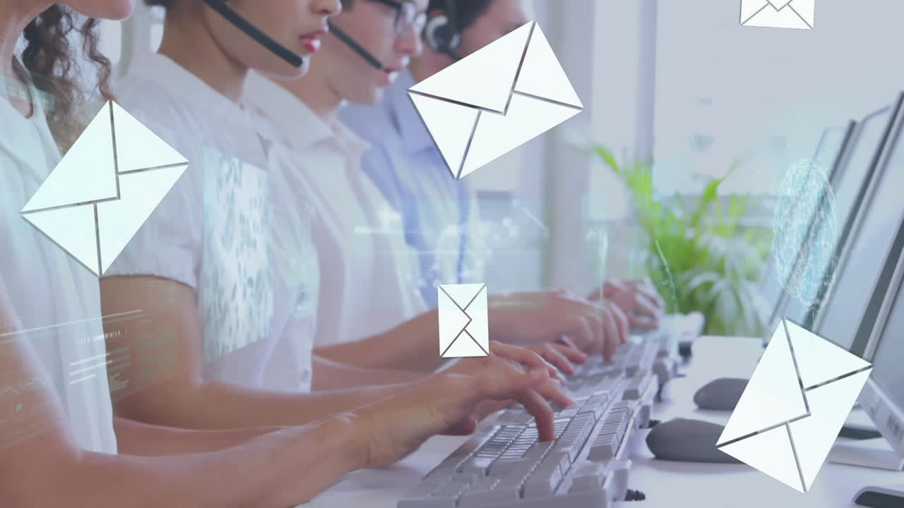 Animazione di icone di buste email e dati su professionisti con cuffie telefoniche