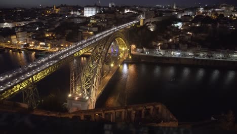 vista de la ciudad de porto en la noche del puente dom luis y el río douro
