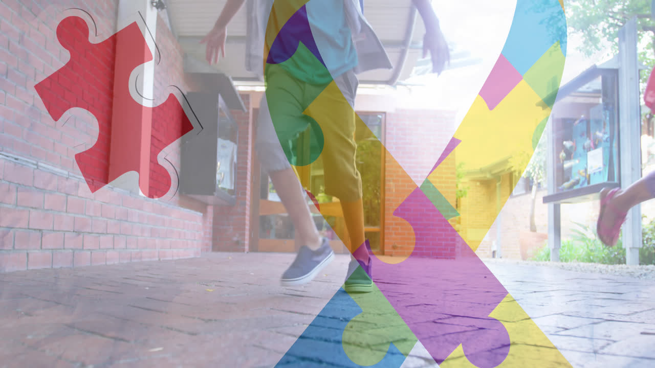 animación de rompecabezas que caen sobre la cinta formada con rompecabeos y niños de la escuela corriendo en la escuela