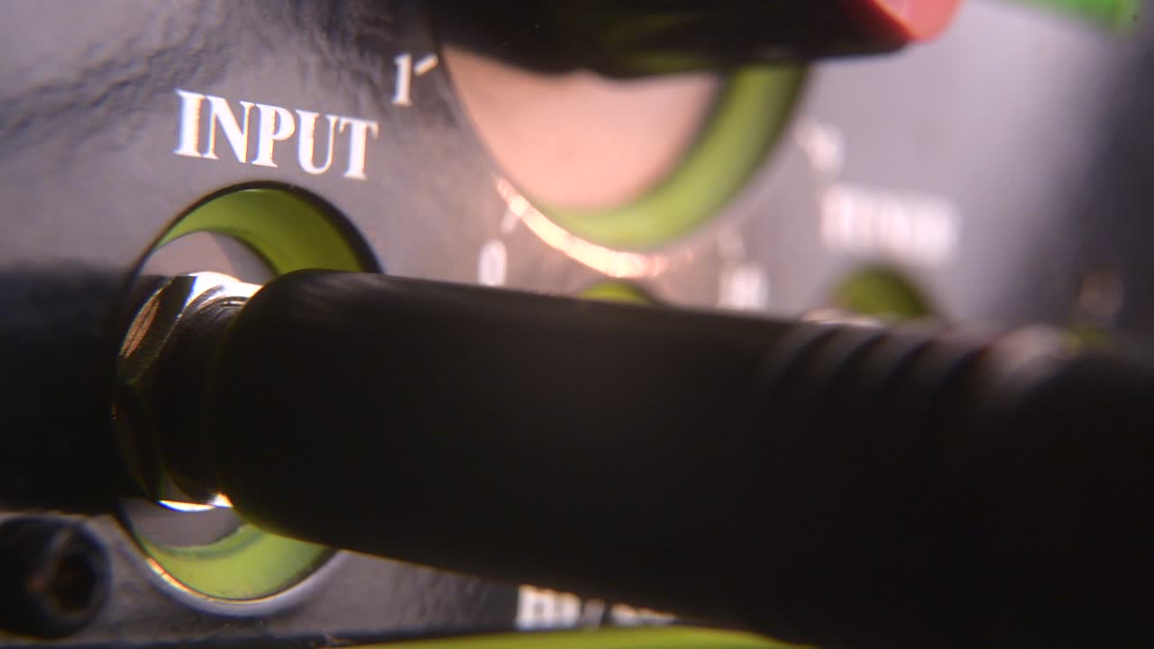 자크 케이블을 베이스  ⁇ 프에 연결합니다.