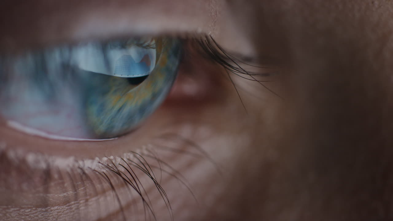 schermo macro dell'occhio che si riflette sull'iride che naviga online di notte