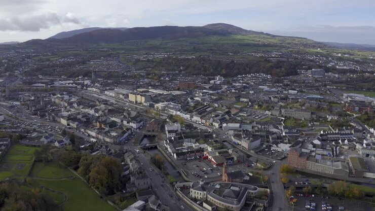 Sorvolo aereo della città di Newry nell'Irlanda del Nord.