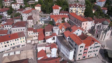 Herceg-Novi-Montenegro,-Vista-Aérea-De-La-Torre-Del-Reloj-Sahat-Kula,-Los-Edificios-Del-Casco-Antiguo-Y-La-Fortaleza-Kanli-Kula