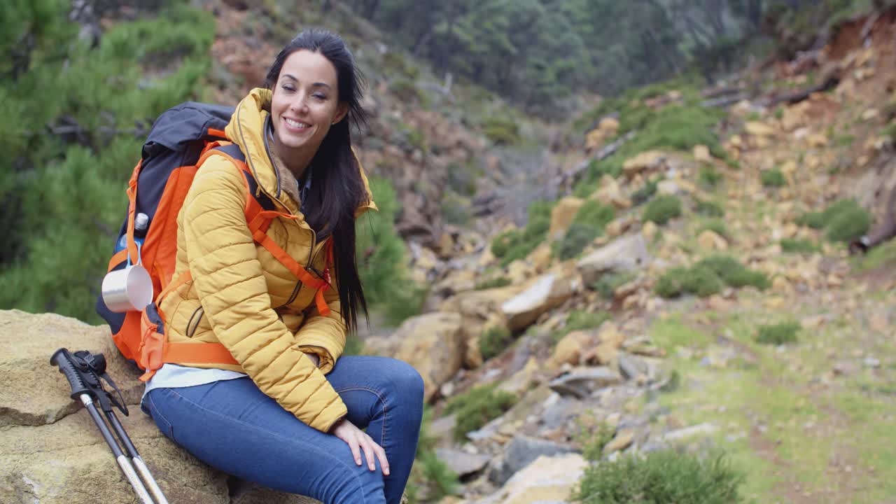 joven mochilero relajándose para disfrutar de la vista