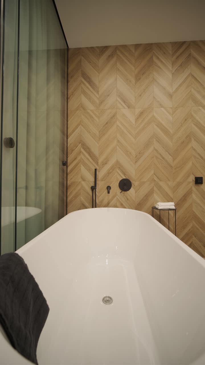 미니멀한 스타일의 현대적인 화이트 은 화장실과 자연빛