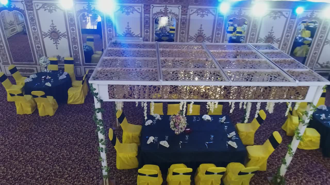 la vista elegante captura una zona de comedor complementada por un impresionante techo falso adornado con flores colgantes