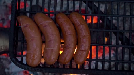 Deliciosas-Salchichas-En-Una-Fogata-De-Barbacoa-A-La-Parrilla-Abierta,-Con-Espacio-Para-Copiar