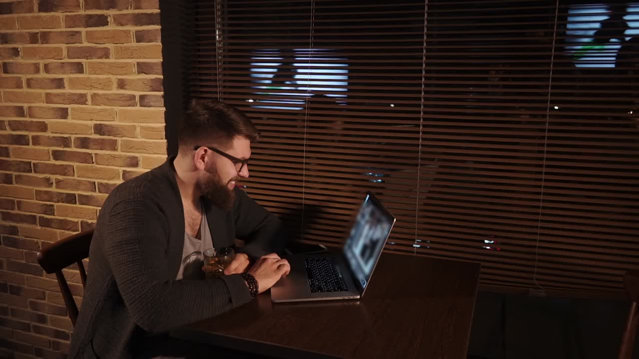 hombre haciendo una llamada de video en una cafetería