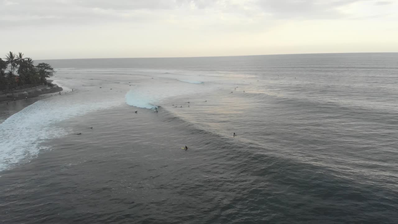 인도네시아 발리에서 해가 지는 동안 작은 파도에서 서핑, 공중
