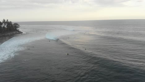 surfing en pequeñas olas durante el atardecer en bali indonesia, aero