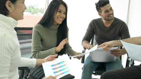 hombres de negocios se sientan alrededor y se reúnen en equipo juntos. hombre de negocios y mujer de negocios compartiendo ideas juntos, oriente medio o región transcontinental centrada en asia occidental.