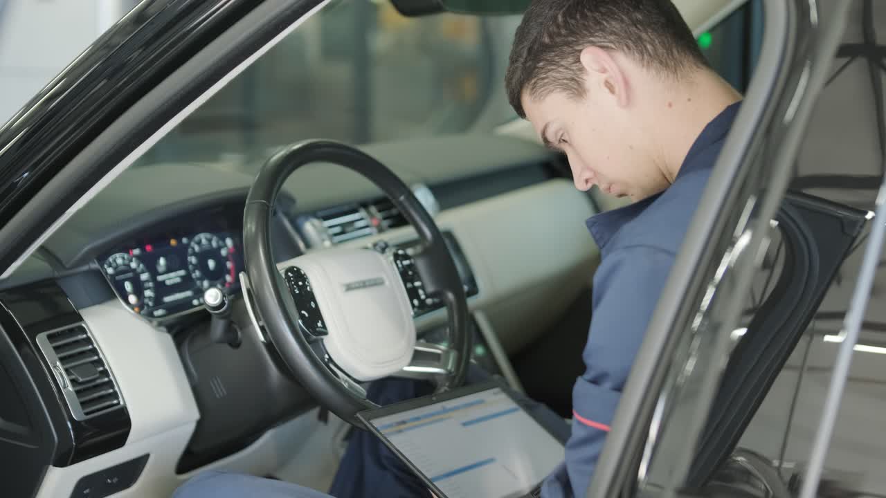 노트북으로 자동차 진단을 하는 기계공