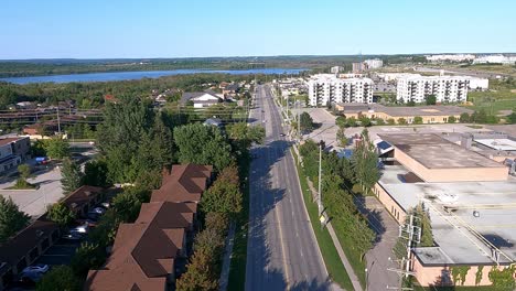 Volando-Sobre-Cunndles-Rd-Barrie-Ontario-Drone-Vistas-Cielos-Azules-Y-Las-Calles-2