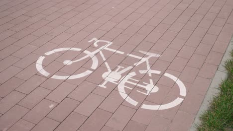 signo de bicicleta en el camino para bicicletas. signo de bicicletas en la calle. carril para biciclos con signo de ciclismo en la carretera