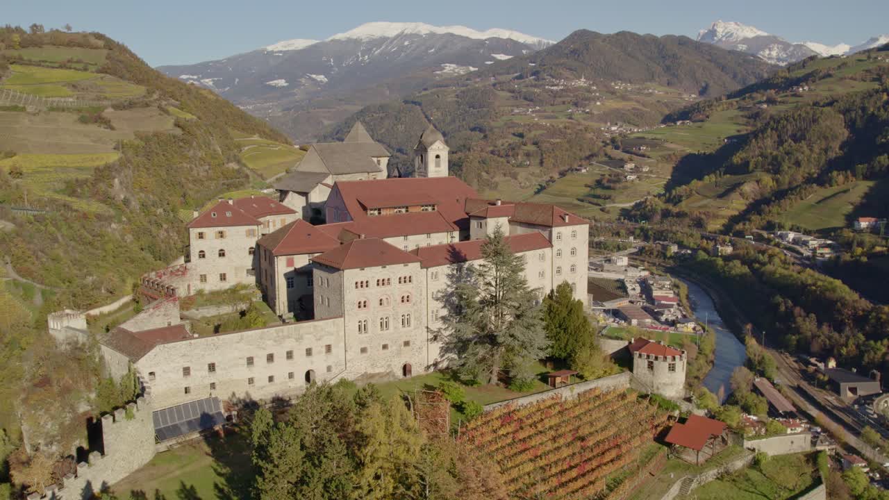 Paesaggio autunnale con il monastero di Sabiona e le cime delle Dolomiti, Chiusa, Italia