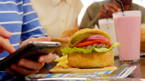 sección media de ejecutivo masculino usando teléfono móvil 4k