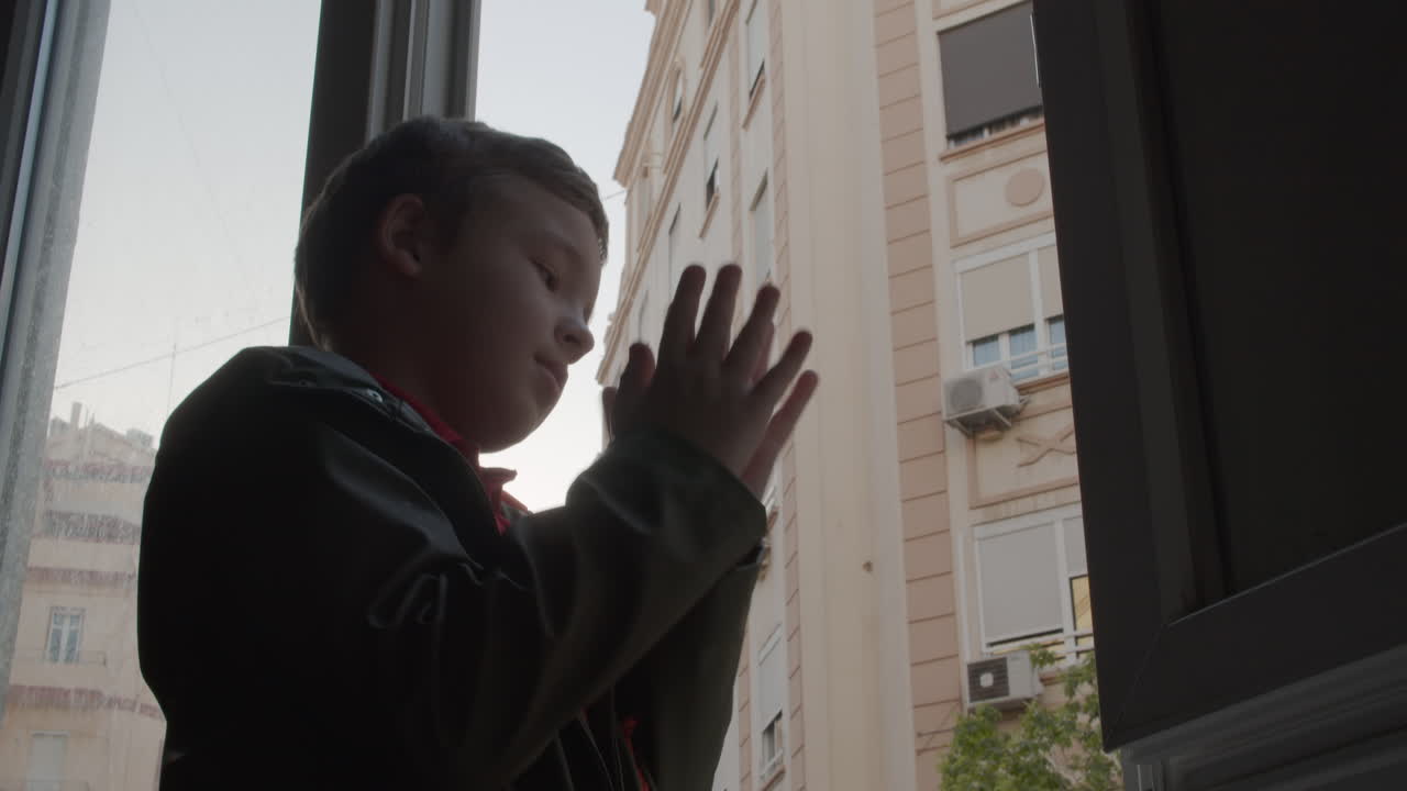 코로나19 봉쇄 기간 동안 의료진을 위한 매일의 박수갈채