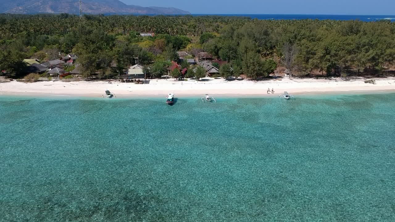 la playa del paraíso turquesa de la isla de bali gili, indonesia