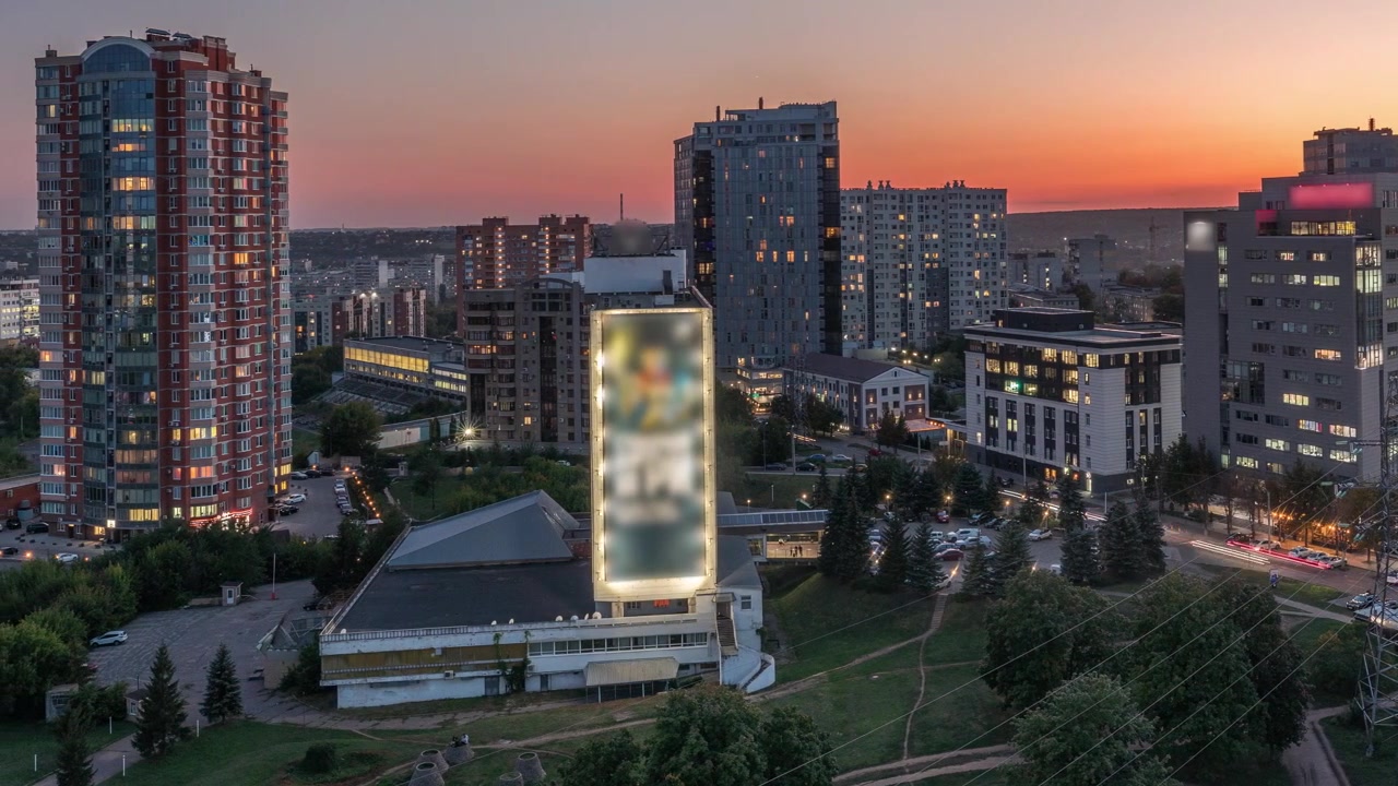 Panorama della città di Charkiv dall'alto transizione dal giorno alla notte dopo il tramonto timelapse. Vista aerea dei quartieri residenziali vicino alla stazione della metropolitana del giardino botanico. Ucraina