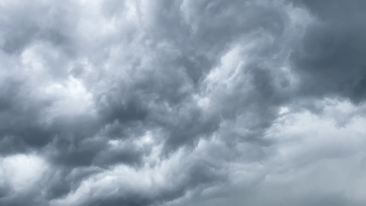 Awan Badai Abu-abu Dramatis di Langit