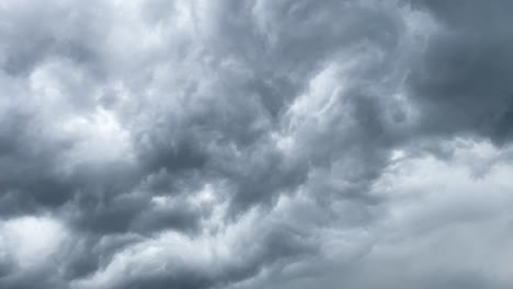 Dramáticas-Nubes-Grises-De-Tormenta-En-El-Cielo