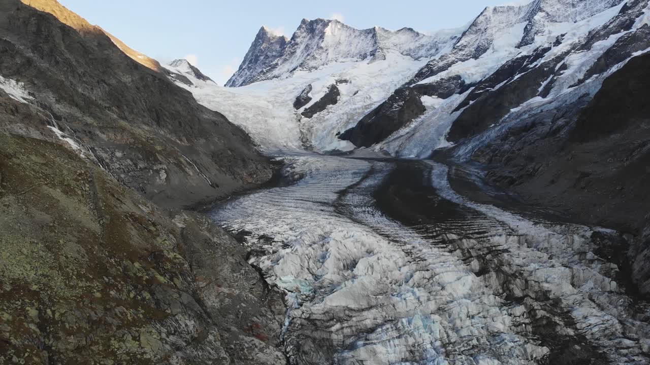 imágenes aéreas de sobrevuelo sobre el glaciar de grindelwald inferior en grindelwald, suiza