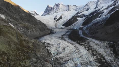 Überführungsaufnahmen-Aus-Der-Luft-über-Den-Unteren-Grindelwaldgletscher-In-Grindelwald,-Schweiz