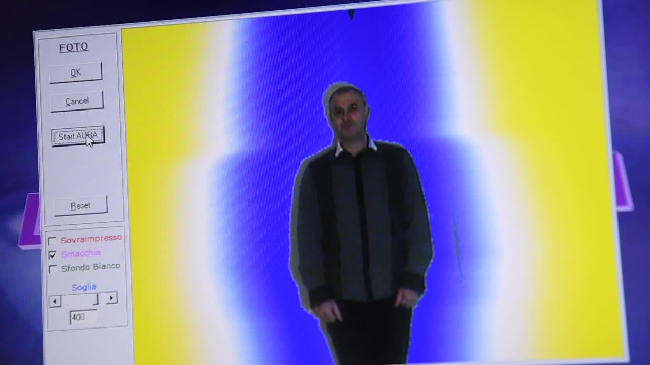 grabación de pantalla de la máquina kirlian registrando el aura cambiante de un hombre según sus sentimientos y estado de ánimo