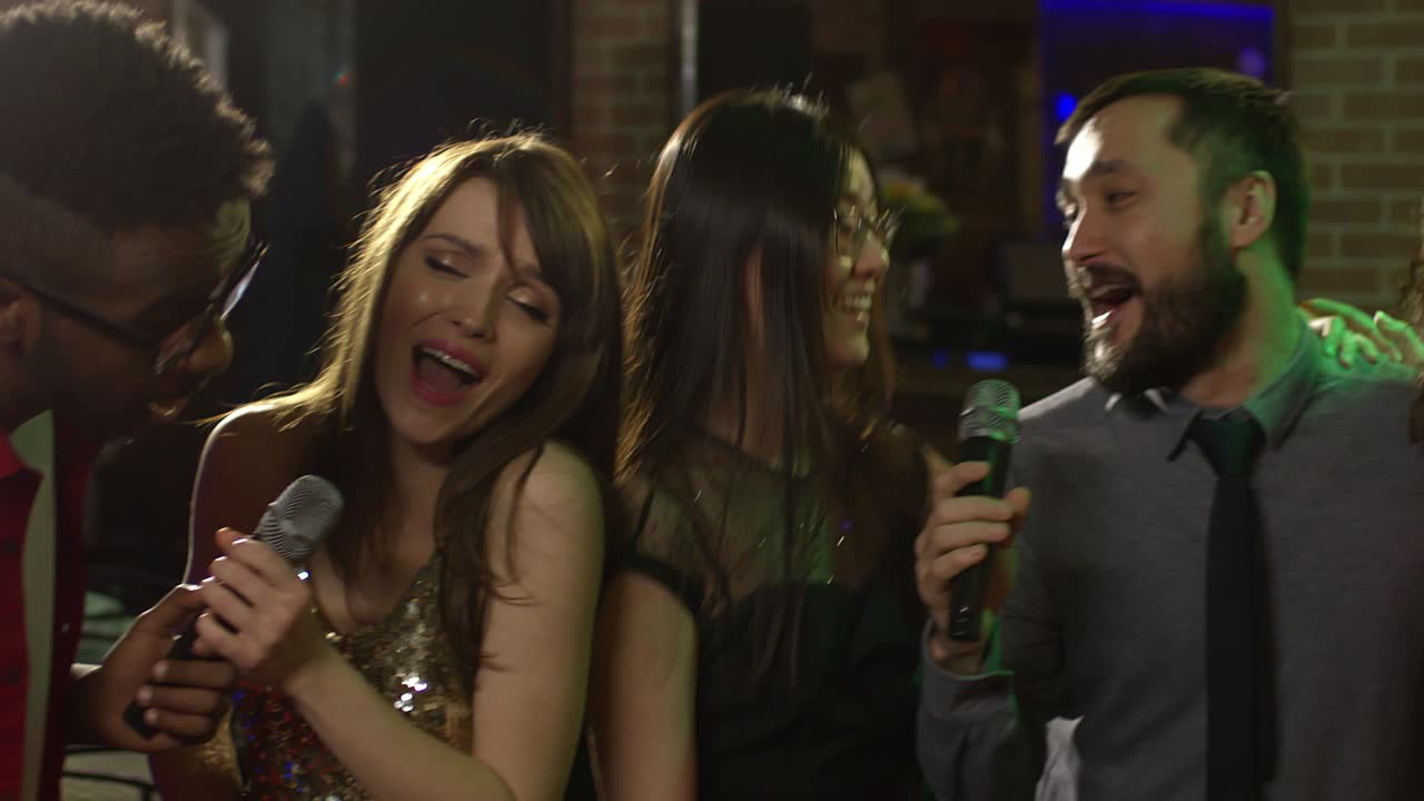 amigos multiétnicos disfrutando de la música