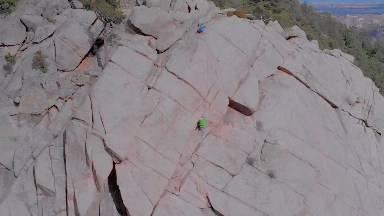 escaladores en la ladera de una colina en boulder colorado