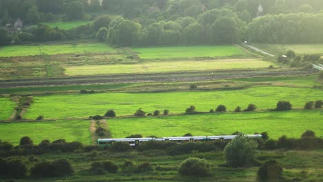 El-Tren-Pasa-Por-La-Campiña-Del-Sur-De-Gran-Bretaña.