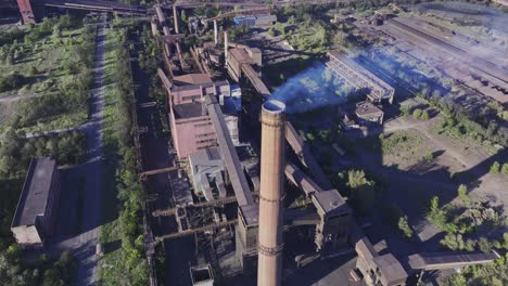 Chimenea-Descargando-Humo-En-La-Planta-De-Reciclaje-De-Metales-Ecológicos-En-Galati,-Rumania