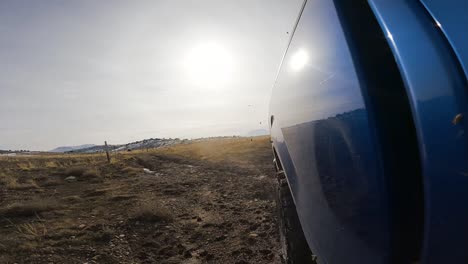 Conducir-Fuera-De-La-Carretera-A-Través-De-La-Suciedad-Y-El-Barro-En-Un-Camión---Vista-Trasera-En-Cámara-Lenta