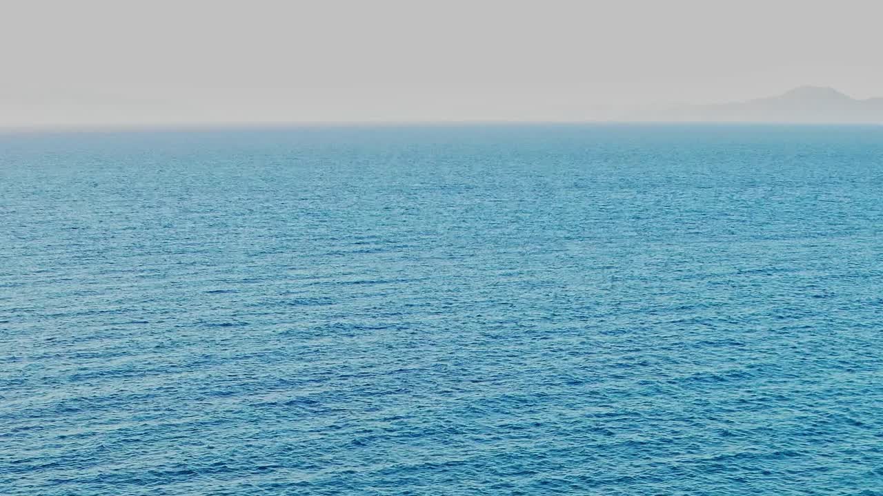 Ondas encontram o horizonte em Rodes, na Grécia, em um dia ensolarado