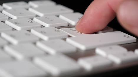 presionando el botón del dólar varias veces en el teclado