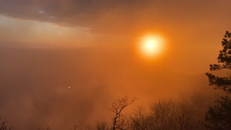 太陽升起時在山上出現的霧<unk>